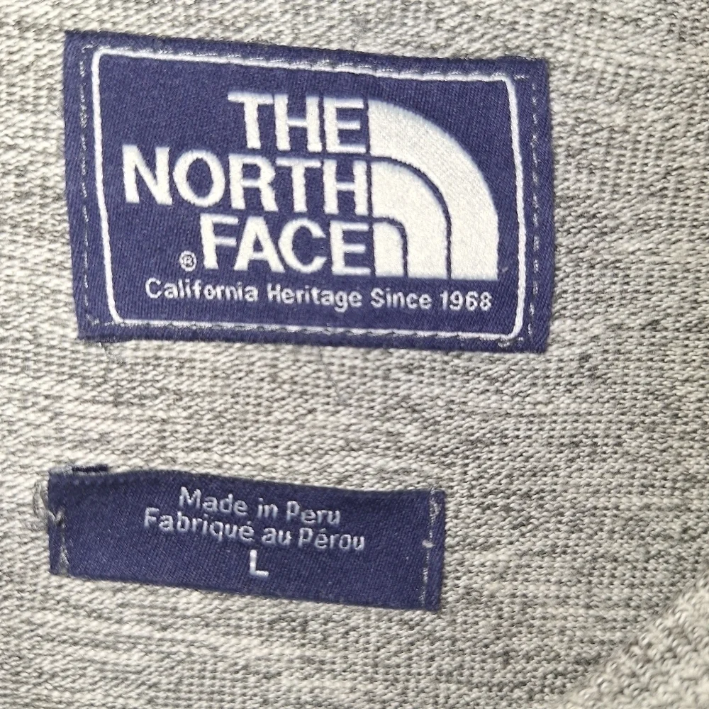 A The North Face men's cotton sweatshirt in a size large. Pre-loved